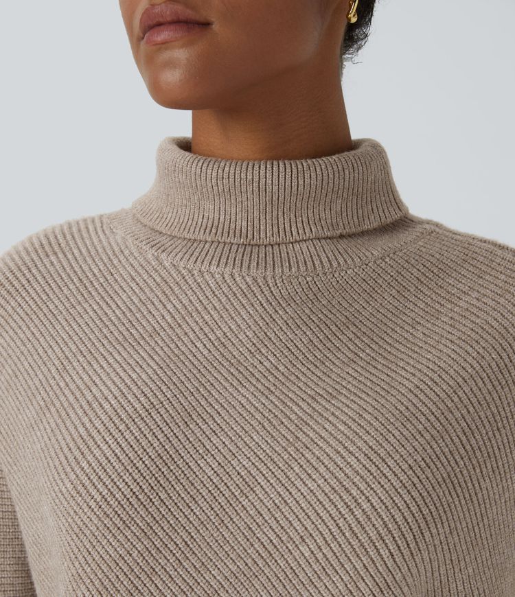 Hochgeschlossener Langarm-Pullover mit asymmetrischem Saum