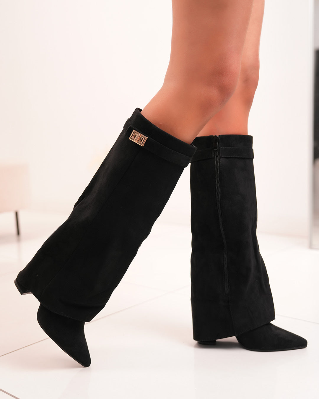 Bottes femme noires en suédine à revers et talon carré élégant